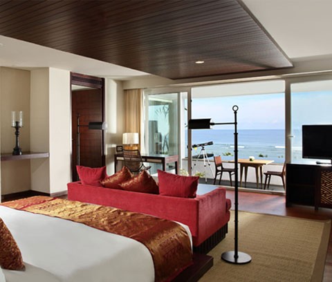OCEAN FRONT HONEYMOON POOL SUITE