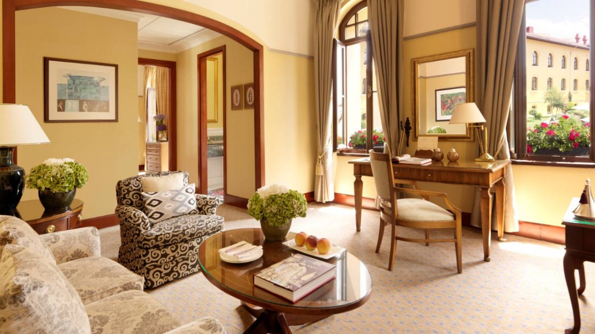 FOUR SEASONS EXECUTIVE SUITE