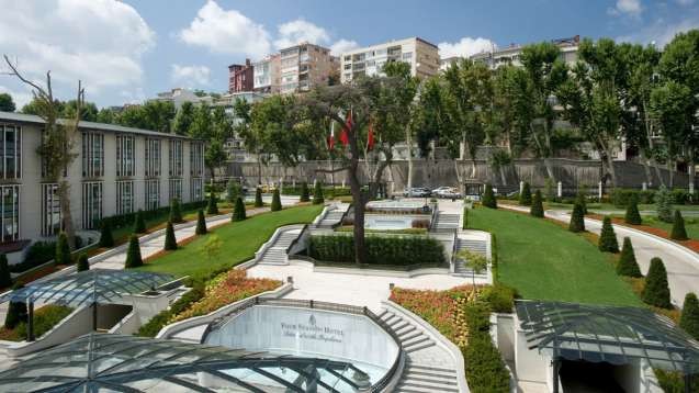 PALACE COURTYARD ROOM