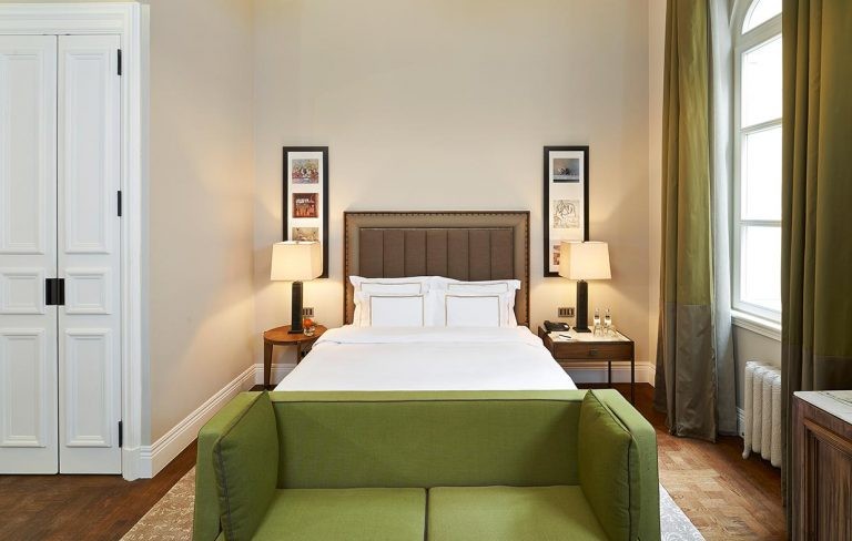 SUPERIOR KING ROOM