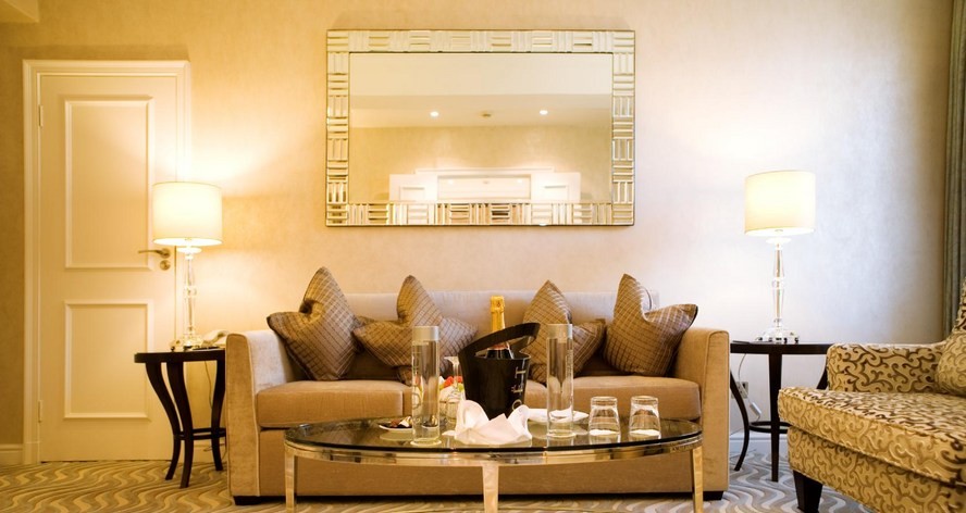 DELUXE SUITES