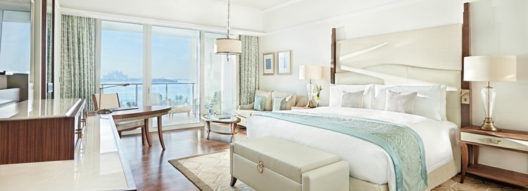 KING DELUXE ROOM WITH SKYLINE VIEW