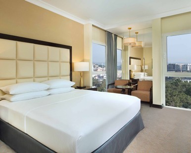KING GUEST ROOM WITH CITY VIEW