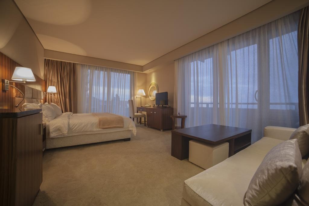 DELUXE ROOM