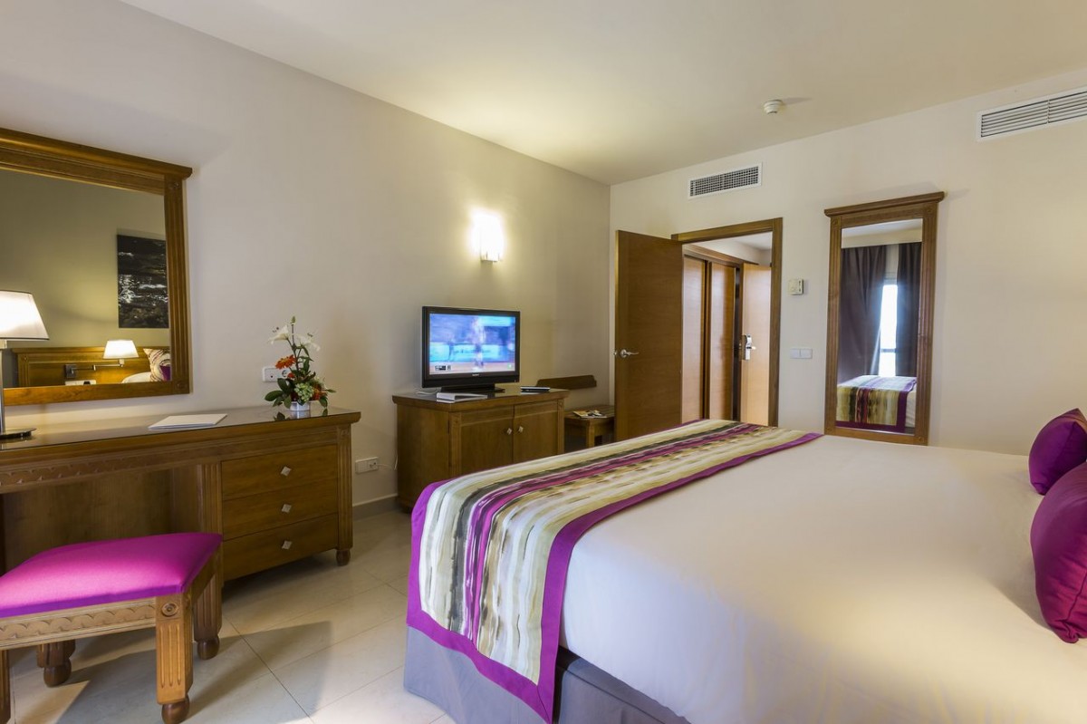 DOUBLE ROOM