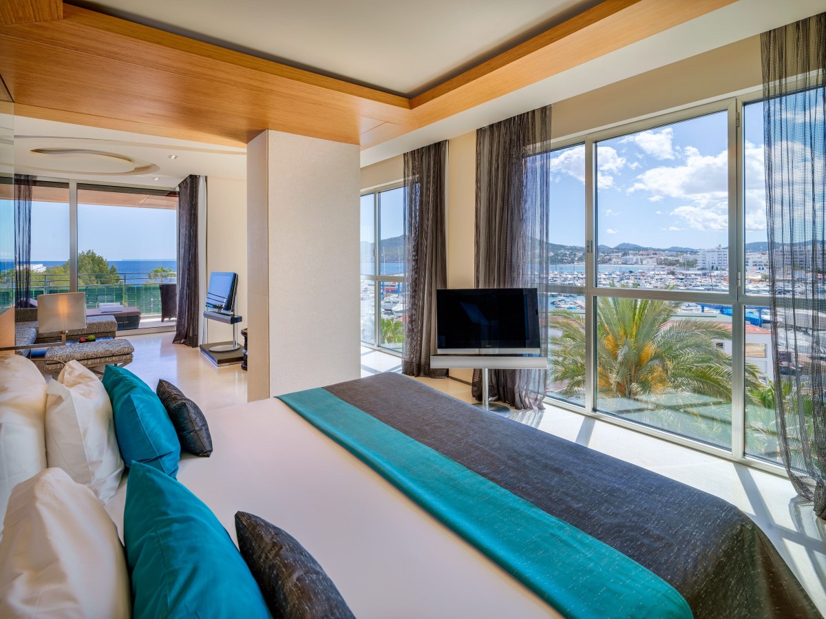 GRAND CORNER SUITE