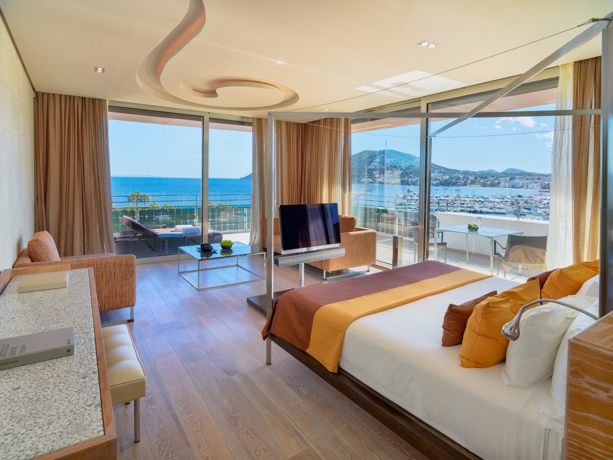 CLOUD 9 CORNER SUITE