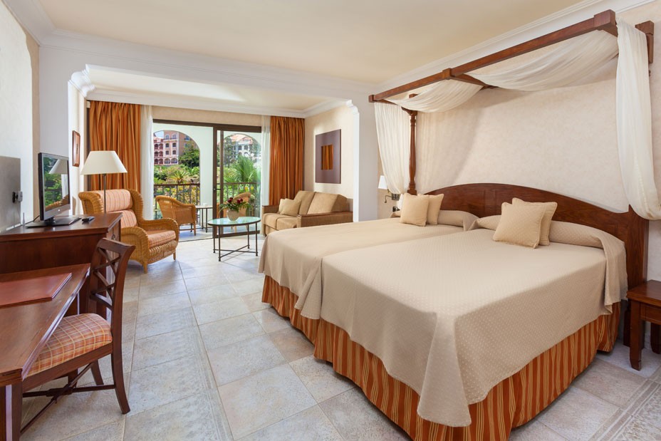 DOUBLE ROOM