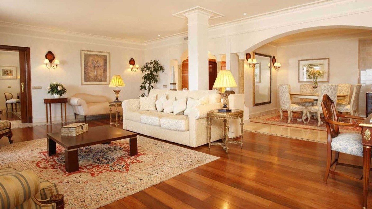 ROYAL SUITE