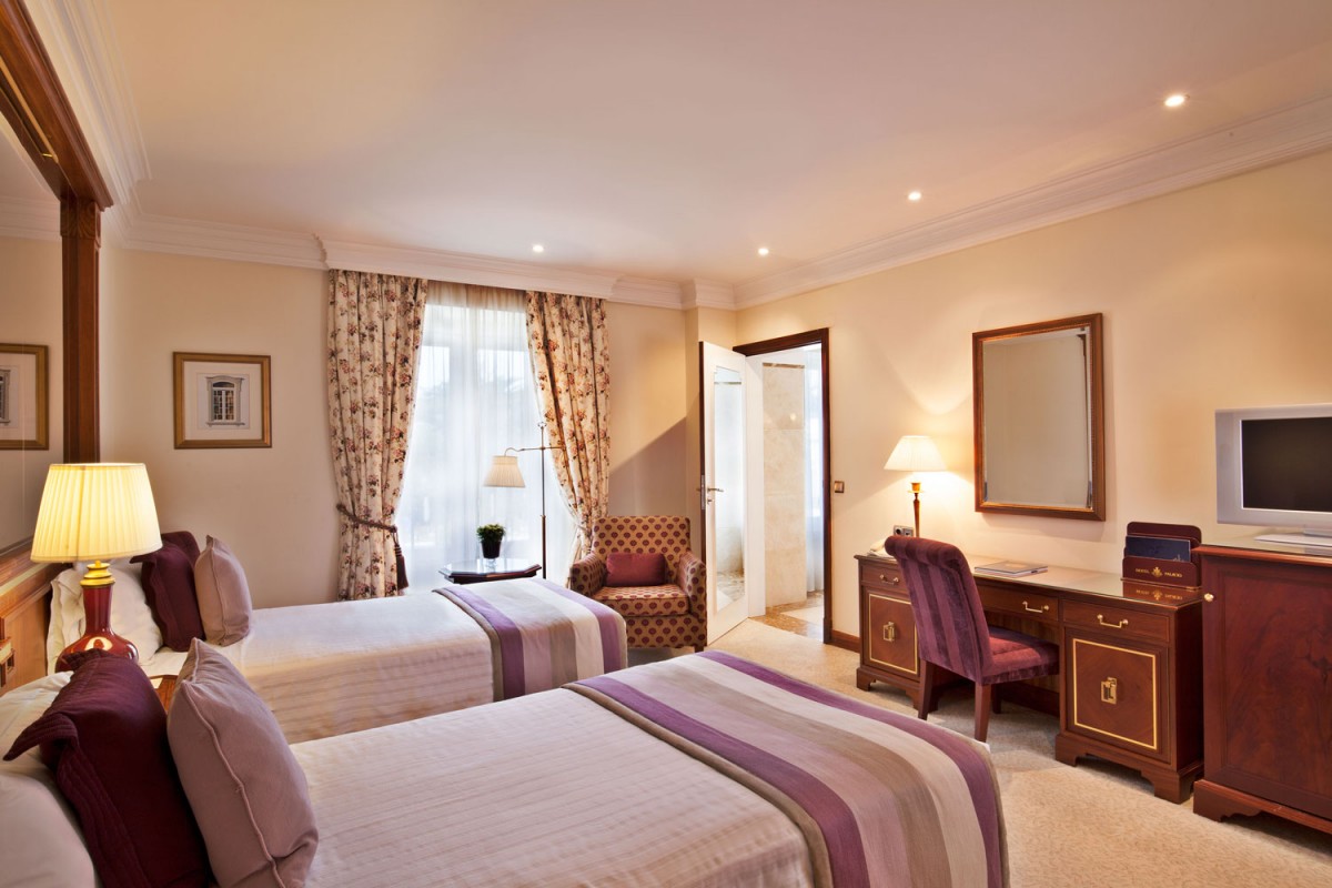 SUPERIOR ROOM