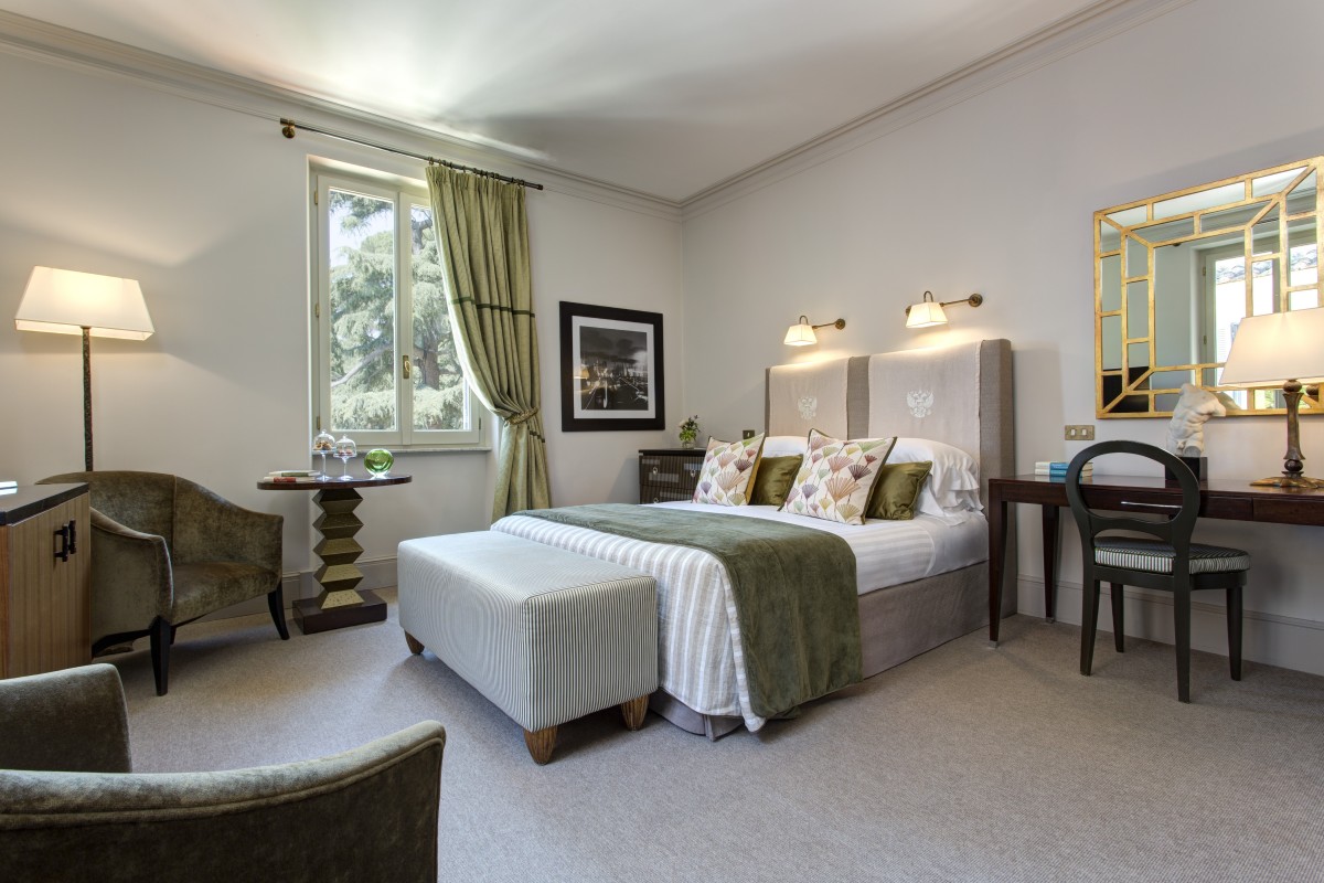 EXECUTIVE ROOM