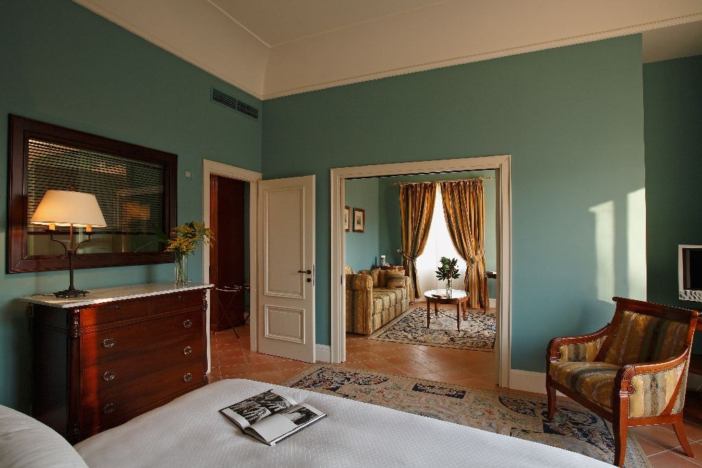 CORNER SUITE
