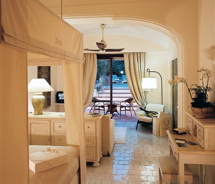 DELUXE DOUBLE ROOM WITH PRIVATE POOL & GARDEN