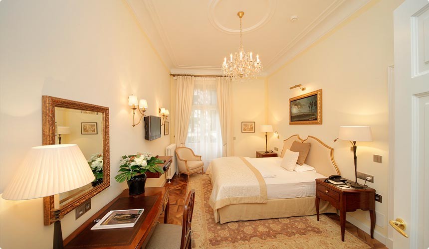 SINGLE ROOM
